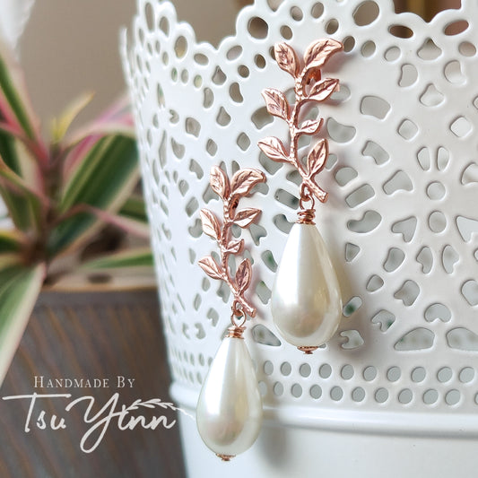 Flora Shell Pearl Earrings in Rose Gold