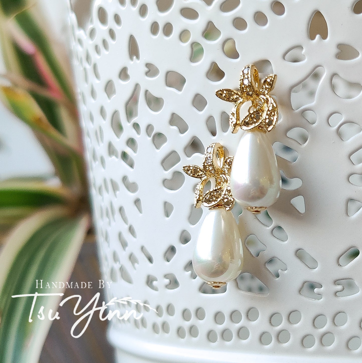 Li'l Orchid Shell Pearl Earrings