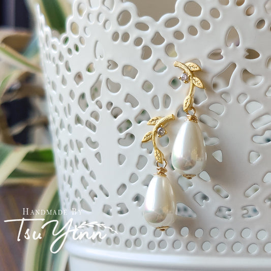 Li'l Sprig Shell Pearl Earrings