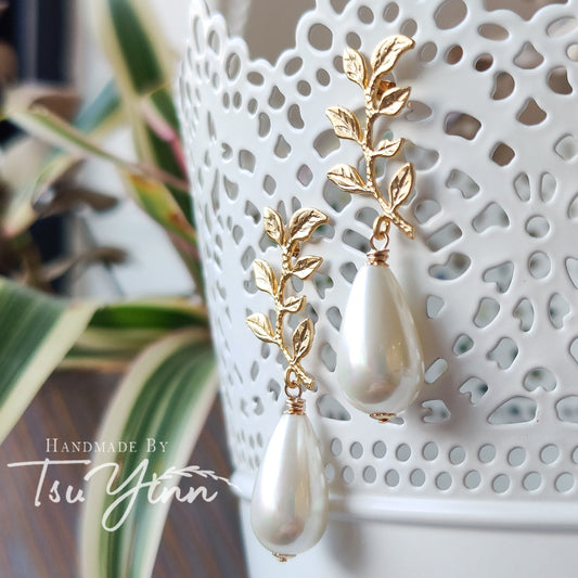 Flora Shell Pearl Earrings