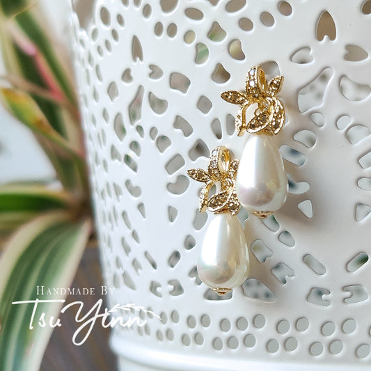 Li'l Orchid Shell Pearl Earrings